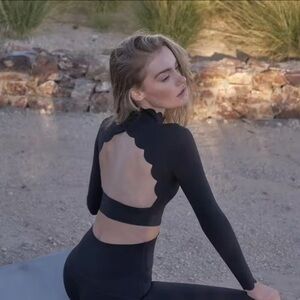 Elegant Black Scallop-Edge Crop Top - like Wiskii